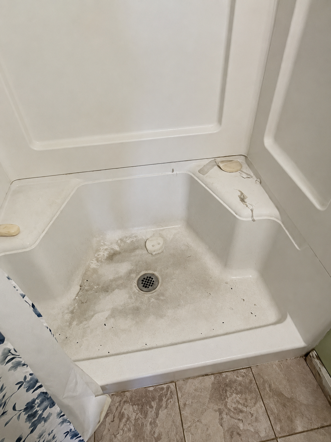 Dirty shower before cleaning